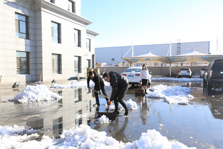 冬日扫雪暖人心 员工出行保安全