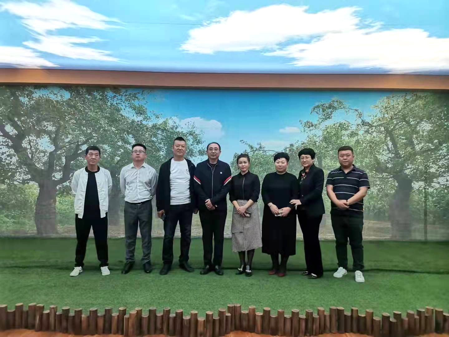 天津振兴伟业财务有限公司总经理杨振伟一行来百枣纲目参观考察
