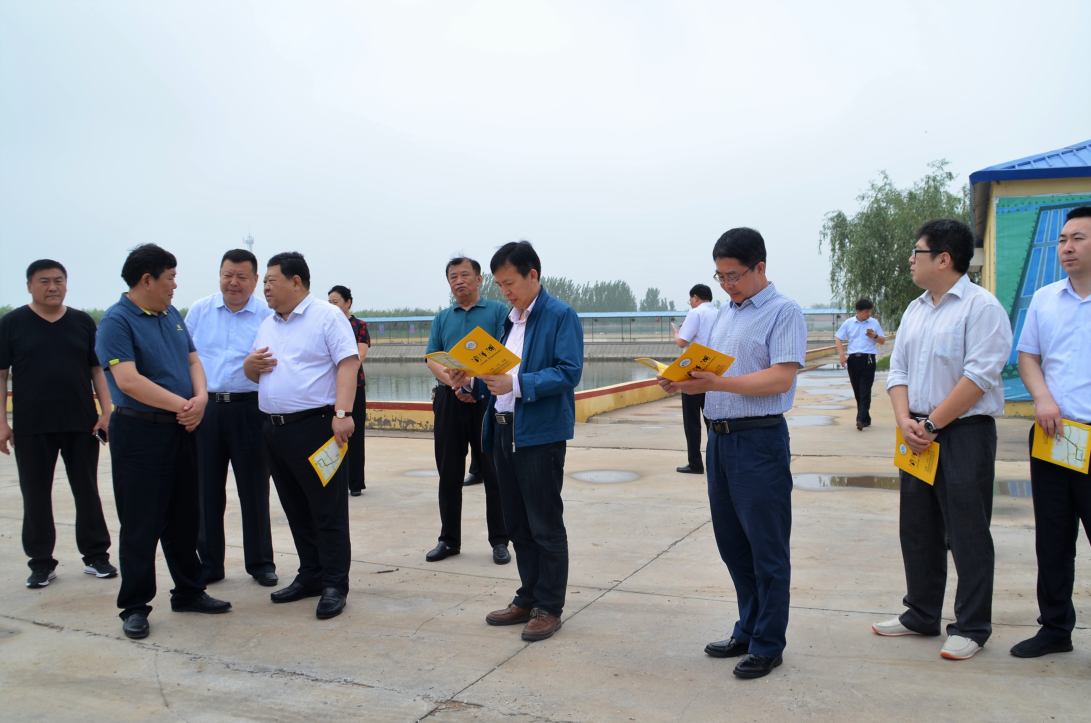 中国农科院特产研究所所长李光玉一行到清洋湖考察