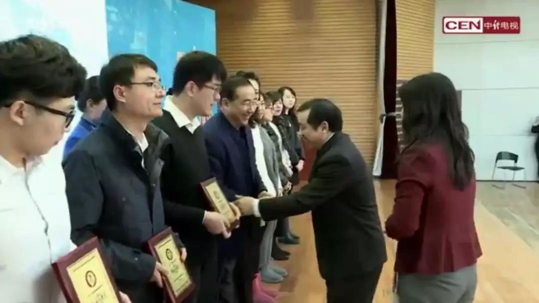 恒运能源集团荣获创新优秀奖 李长云主席受邀参加2017“中国时间”年度经济新闻盘点暨颁奖盛典现场