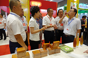 相约乐陵 枣赢未来 枣博会现场百枣纲目(集团)展位客商云集