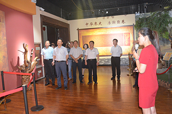 新疆建设兵团十二师总经济师杨成义一行到百枣（集团）参观调研