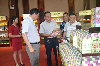 新疆建设兵团十二师总经济师杨成义一行到百枣（集团）参观调研