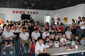 关爱脑瘫儿童 用爱温暖心灵 乐陵市劳动模范、恒运能源集团主席李长云节前慰问脑瘫儿童