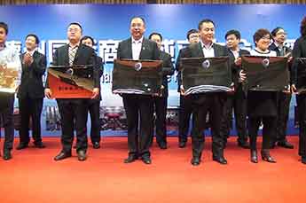 德州国际商会副会长、恒运能源集团董事局主席李长云出席德州国际商会成立大会暨授牌仪式