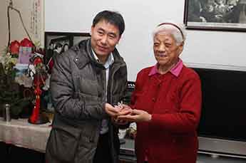 恒运能源集团节前慰问全国特等劳动模范张士珍老人