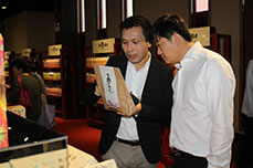 恒运能源集团董事局主席李长云陪同参会嘉宾参观枣博会