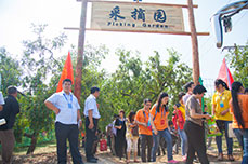 恒运能源集团董事局主席李长云陪同参会嘉宾参观枣博会