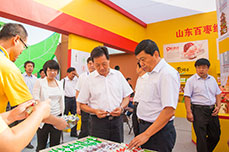 恒运能源集团董事局主席李长云陪同参会嘉宾参观枣博会