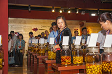 恒运能源集团董事局主席李长云陪同参会嘉宾参观枣博会