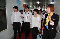 恒运能源集团董事局主席李长云陪同参会嘉宾参观枣博会