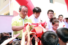 恒运能源集团赠予北王庄子村校车